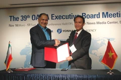 Tổng Giám đốc TTXVN Nguyễn Đức Lợi (bên phải) và Giám đốc điều hành Hãng Thông tấn Nhà nước Iran (IRNA) Mohammad Khodadi ký Thỏa thuận về trao đổi thông tin song phương trong chương trình Hội nghị lần thứ 39 Ban Chấp hành OANA. (Ảnh: Vũ Toàn/TTXVN)