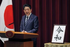 Thủ tướng Nhật Bản Shinzo Abe giải thích niên hiệu mới. (Nguồn: AP)