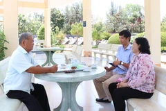 Ông Huỳnh Đồng (nguyên Trung đội trưởng Trinh sát - Đoàn 10) và bà Phạm Thị Nhung (cán bộ y tá Đoàn 10) ôn lại những kỷ niệm về vùng Rừng Sác năm xưa. (Ảnh: Xuân Khu/TTXVN)