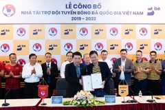 Ông Lê Hoài Anh (bên trái), Tổng thư ký liên đoàn Bóng đá Việt Nam ký biên bản tài trợ đội tuyển Việt Nam với đại diện Be Group. (Ảnh: Trọng Đạt/TTXVN)