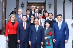 Thủ tướng Nguyễn Xuân Phúc làm việc với bà Ioana Madalina Lupea, tỉnh trưởng tỉnh Prahova. (Ảnh: Thống Nhất/TTXVN)