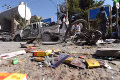 Hiện trường vụ đánh bom xe do phiến quân Taliban tiến hành tại tỉnh Herat. (Ảnh: AFP/TTXVN)