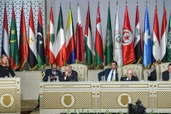 Đại diện cấp cao về chính sách đối ngoại của Liên minh châu Âu Federica Mogherini (trái) phát biểu tại Hội nghị thượng đỉnh Liên đoàn Arab (AL) lần thứ 30 ở Tunis, Tunisia ngày 31/3. (Ảnh: AFP/TTXVN)