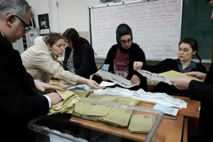 Nhân viên cơ quan bầu cử kiểm phiếu tại điểm bầu cử ở Istanbul, Thổ Nhĩ Kỳ, ngày 31/3/2019. (Ảnh: AFP/ TTXVN)
