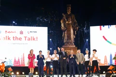 Thủ tướng Nguyễn Xuân Phúc và Thủ tướng Hà Lan Mark Rutte chụp ảnh chung với các nghệ sĩ biểu diễn tại buổi trình diễn thời trang bền vững 'Walk the Talk'. (Ảnh: Lâm Khánh/TTXVN)