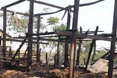 Căn nhà sàn bị thiêu rụi. (Ảnh: Hồng Điệp/TTXVN)