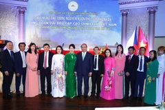 Thủ tướng Nguyễn Xuân Phúc chụp ảnh chung với đại diện cộng đồng người Việt Nam tại Séc. (Ảnh: Thống Nhất/TTXVN)