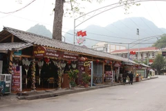 Đường phố tại thị trấn Mèo Vạc được trang hoàng để đón du khác thập phương về với Lễ hội 100 năm Chợ tình Khâu Vai 2019. (Ảnh: Nguyễn Chiến/- TTXVN)