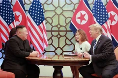 Tổng thống Mỹ Donald Trump (phải) và nhà lãnh đạo Triều Tiên Kim Jong-un (trái) tại cuộc gặp ở Hà Nội ngày 28/2/2019. (Ảnh: AFP/TTXVN)
