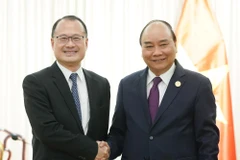 Thủ tướng Nguyễn Xuân Phúc tiếp Chủ tịch Tập đoàn Sunwah của Hongkong-Trung Quốc, ông Jonathan Choi. (Ảnh: Thống Nhất/TTXVN)