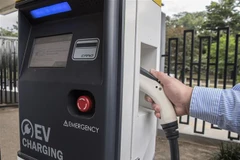 Người dân sạc điện cho ôtô tại trạm sạc ở San Jose, Costa Rica. (Ảnh: AFP/TTXVN)