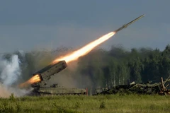 Súng phun lửa tự hành hạng nặng TOS-1A trong buổi trình diễn Triển lãm Quốc phòng 2015. (Nguồn: Sputniknews)