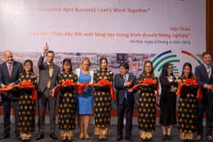Lễ cắt băng khánh thành dự án Orange Knowledge Programme tại Việt Nam. (Ảnh: Đặng Dương/Vietnam+)