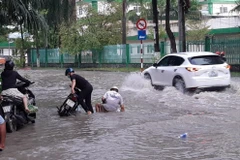 Bình Dương: Mưa lớn gây ngập đường, giao thông gặp khó khăn