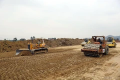 Thi công tại địa phận thị xã Hoàng Mai (Nghệ An). (Ảnh: Huy Hùng/TTXVN)