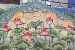 Một bức tranh tại Con đường gốm sứ ven sông Hồng bị nứt lớn. (Ảnh: Đinh Thuận/TTXVN)