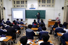 Học sinh các khối từ lớp 7 đến lớp 12 thuộc vùng xanh (cấp độ 1) và vùng vàng (cấp độ 2) trên địa bàn thành phố Hà Nội sẽ đi học trực tiếp từ ngày 8/2. (Ảnh: Thanh Tùng/TTXVN)