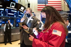 Chứng khoán thế giới đỏ sàn trước “rừng” tin xấu bủa vây