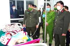 Thăm hỏi 3 chiến sỹ công an bị thương khi truy bắt tội phạm ma túy