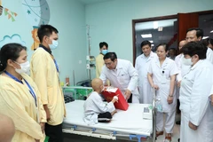 Thủ tướng Phạm Minh Chính thăm và tặng quà cho các bệnh nhi đang điều trị tại Bệnh viện Nhi Trung ương. (Ảnh: Dương Giang/TTXVN)