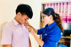 Trao tặng Huy hiệu Tuổi trẻ dũng cảm cho học sinh cứu người đuối nước