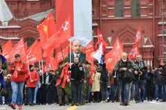 Dâng hoa tưởng nhớ Lãnh tụ Vladimir Ilich Lenin tại Nga