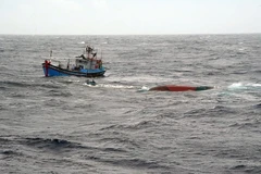 Tàu Vùng 2 Hải quân hỗ trợ cứu 11 ngư dân Khánh Hòa gặp nạn trên biển