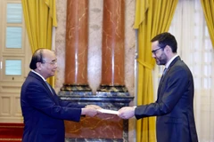 Chủ tịch nước Nguyễn Xuân Phúc nhận Quốc thư từ Đại sứ Liên hiệp Vương quốc Anh và Bắc Ai-len Iain Frew. (Ảnh: Thống Nhất/TTXVN)