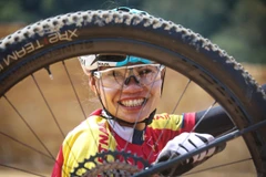 Nụ cười rạng rỡ của Đinh Thị Như Quỳnh "cô gái vàng" của đội đua địa hình, tuyển xe đạp Việt Nam. (Ảnh: Trọng Đạt/TTXVN)