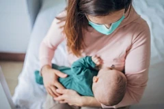 Trẻ sơ sinh hưởng miễn dịch từ mẹ bị mắc COVID-19 hoặc đã tiêm phòng