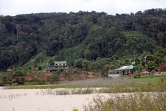 Nhiều căn nhà không phép mọc lên quanh hồ Próh. (Ảnh: TTXVN)