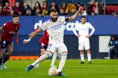 Benzema sút trượt 2 quả 11m, Real vẫn thắng để cận kề ngôi vương