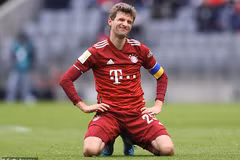 Thomas Mueller đá phản lưới nhà, Bayern chia điểm ngay tại Allianz