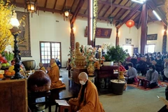 Kiều bào tại Pháp cầu an đầu Xuân tại Trúc Lâm Thiền viện