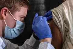 Nghiên cứu đầu tiên cho thấy miễn dịch giảm sau mũi vaccine tăng cường