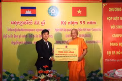Trao tặng học bổng 500 triệu đồng cho du học sinh Campuchia tại TP.HCM