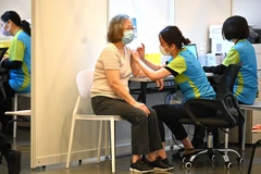 COVID-19: Hong Kong tiêm mũi vaccine thứ 4 cho người trên 60 tuổi