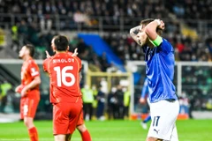 Italy (áo xanh) chính thức dừng cuộc chơi. (Nguồn: Getty Images)