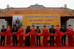 Các đại biểu cắt băng khánh thành Đền thờ Lê Văn Hưu tại Di tích lịch sử Quốc gia đền thờ Lê Văn Hưu (xã Thiệu Trung, huyện Thiệu Hóa). (Ảnh: Hoa Mai/TTXVN)