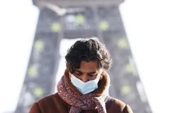 Người dân đeo khẩu trang phòng dịch COVID-19 tại Paris, Pháp. (Ảnh: THX/TTXVN)