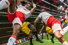 Huyền thoại Figo lập kỷ lục Guinness, chơi bóng ở độ cao hơn 6.000m