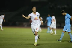 Văn Thanh ghi bàn giúp Hoàng Anh Gia Lai có điểm trước Sydney. (Ảnh: Thanh Vũ/TTXVN)