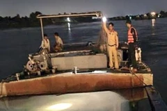 Tạm giữ phương tiện khai thác cát, khống chế đối tượng manh động