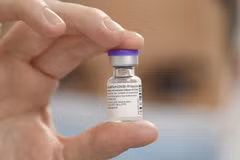 Vaccine ngừa COVID-19 của Hãng Pfizer-BioNTech. (Ảnh: AFP/TTXVN)