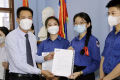 Các du học sinh Lào tại Trường Đại học Nha Trang (Khánh Hòa) trải nghiệm chương trình gói bánh chưng và tặng quà do nhà trường tổ chức nhân dịp Tết Nhâm Dần. (Ảnh: Phan Sáu/TTXVN)