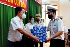 Bộ Tư lệnh Vùng 2 Hải quân thăm, chúc Tết tại huyện Côn Đảo