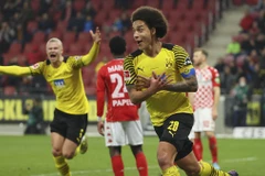 Dortmund thu hẹp khoảng cách với Bayern sau trận thắng nhọc