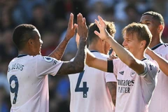 Arsenal thắng tưng bừng, leo lên ngôi đầu Premier League