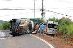 Lâm Đồng: Xe đầu kéo và xe du lịch va chạm, 7 người bị thương