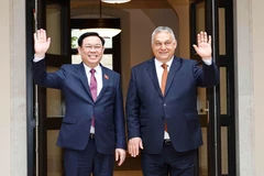 Chủ tịch Quốc hội Vương Đình Huệ và Thủ tướng Hungary Viktor Orbán chụp ảnh chung. (Ảnh: Doãn Tấn/TTXVN)